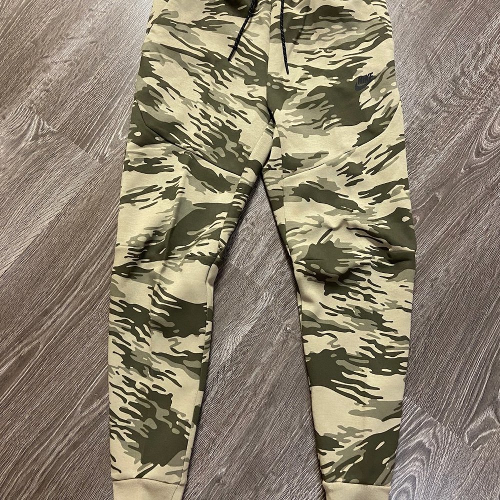 New Nike Sportswear Tech Fleece Printed Camo Joggers Pants Mens CU4497-342 NEW - Picture 9 of 11
